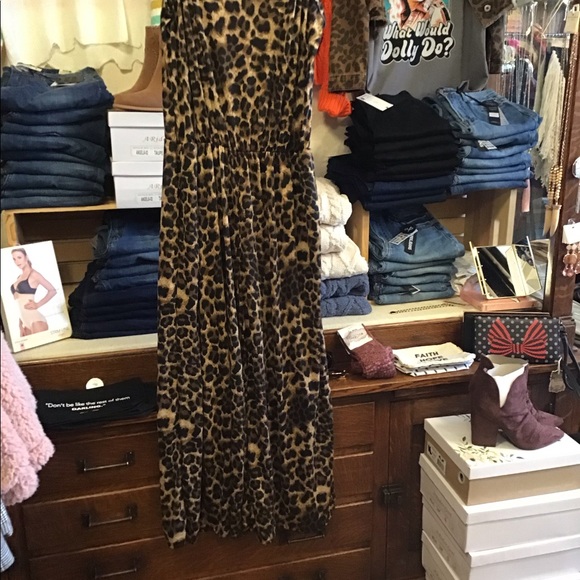 Plus size romper with pockets - Picture 2 of 6